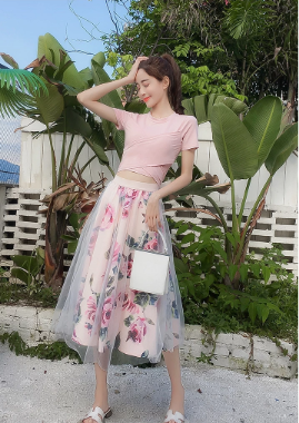 Outfit met mesh en bloemenmotief