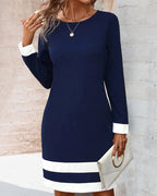 Donkerblauwe jurk met klassieke silhouette