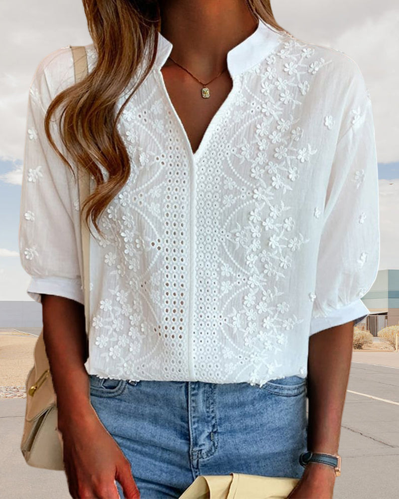 Marwa | Damesblouse met V-hals, pofmouwen en borduurdetails
