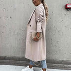 Lange manteljas, voorzien van knopen