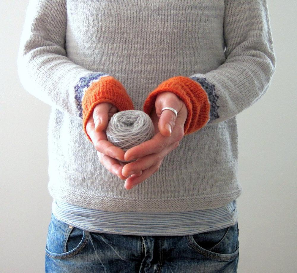 Scandinavische trendy trui met levendig patroon