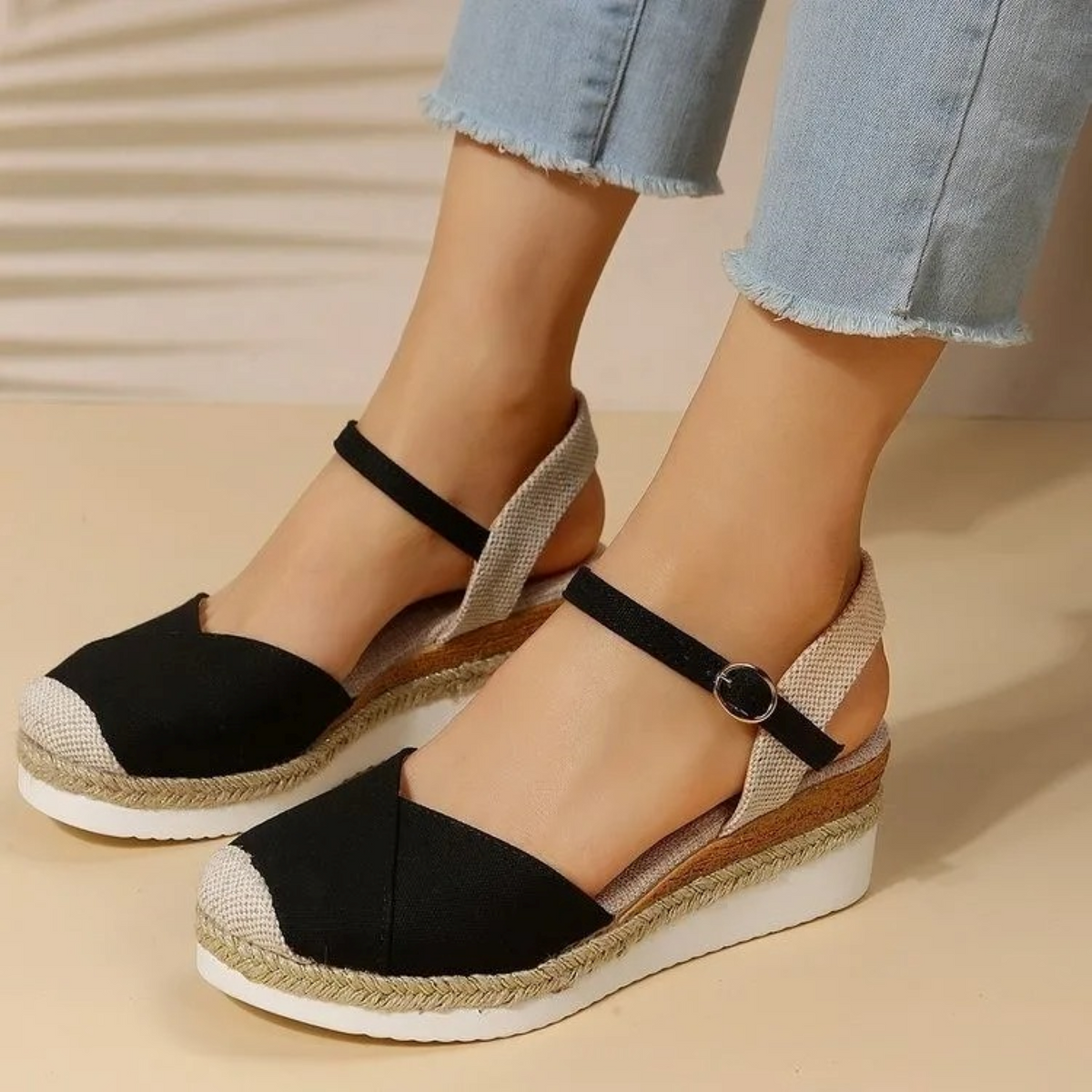 Dames sandalen met gespsluiting en gesloten teen