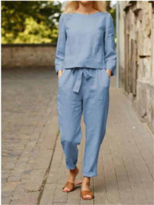 Tweedelige damesoutfit met ronde hals shirt en broek met elastische taille
