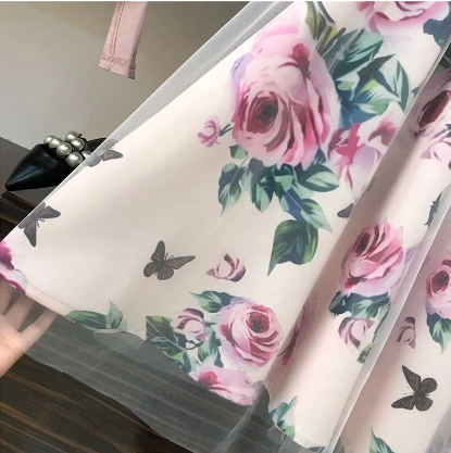 Outfit met mesh en bloemenmotief