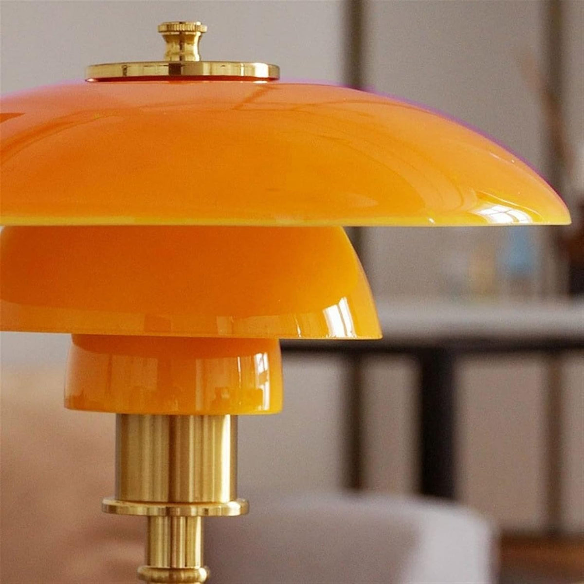 Glazen ledtafellamp in Scandinavische stijl