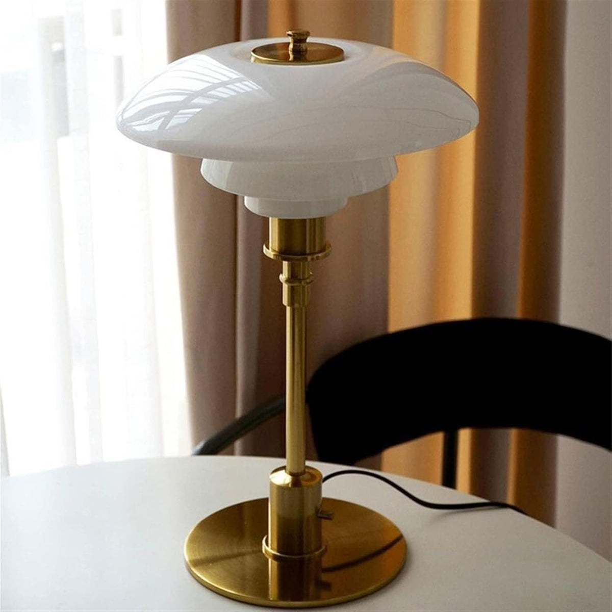 Glazen ledtafellamp in Scandinavische stijl