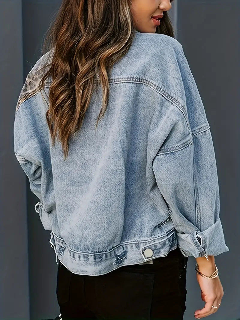 Wildly chic luipaardprint denim jas