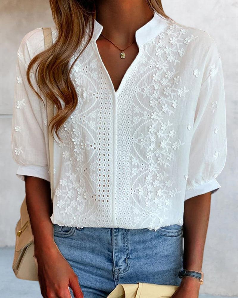 Marwa | Damesblouse met V-hals, pofmouwen en borduurdetails