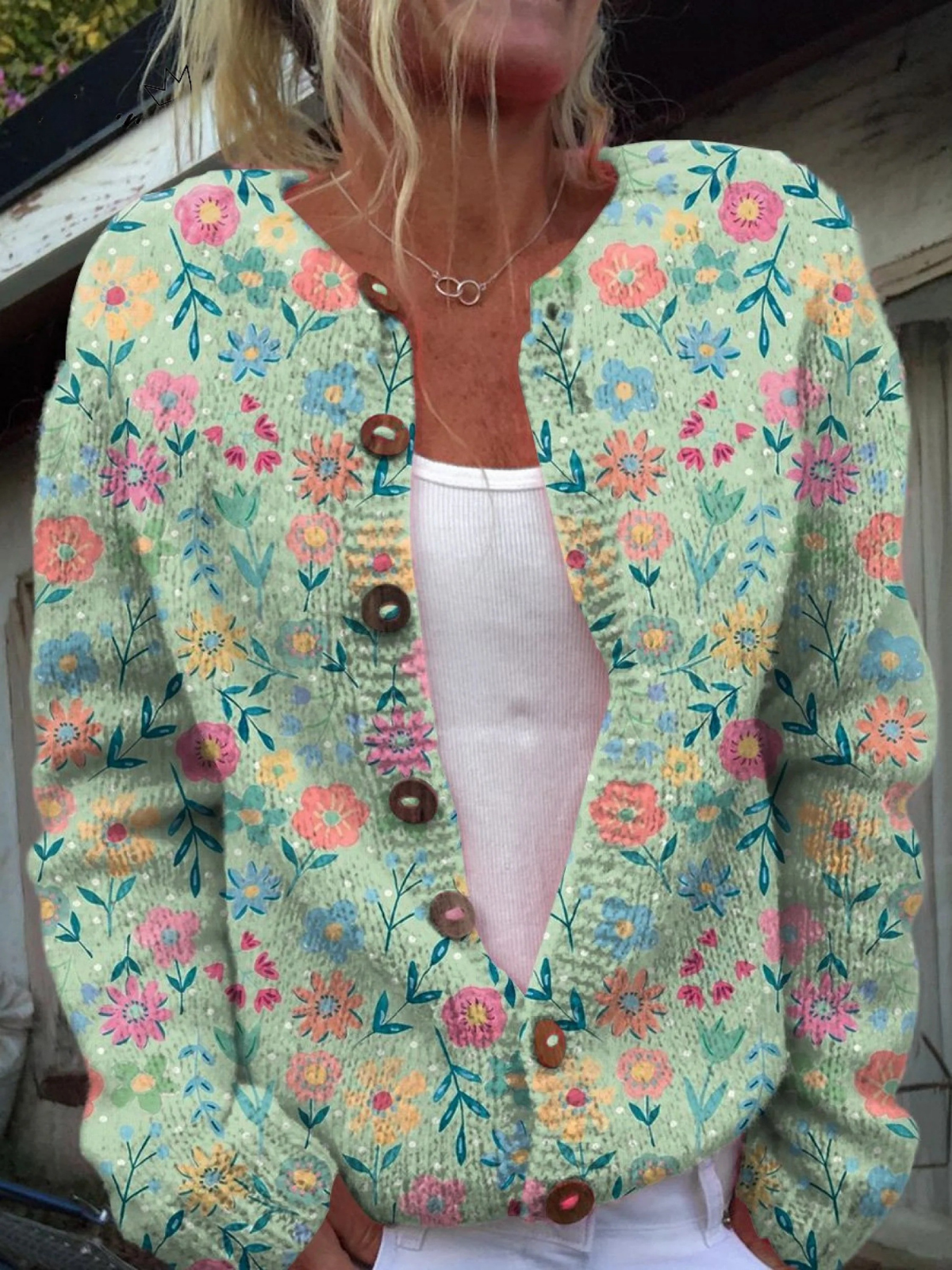 Zoë | Damesvest met pastelkleurige bloemenprint en houten knevelknopen