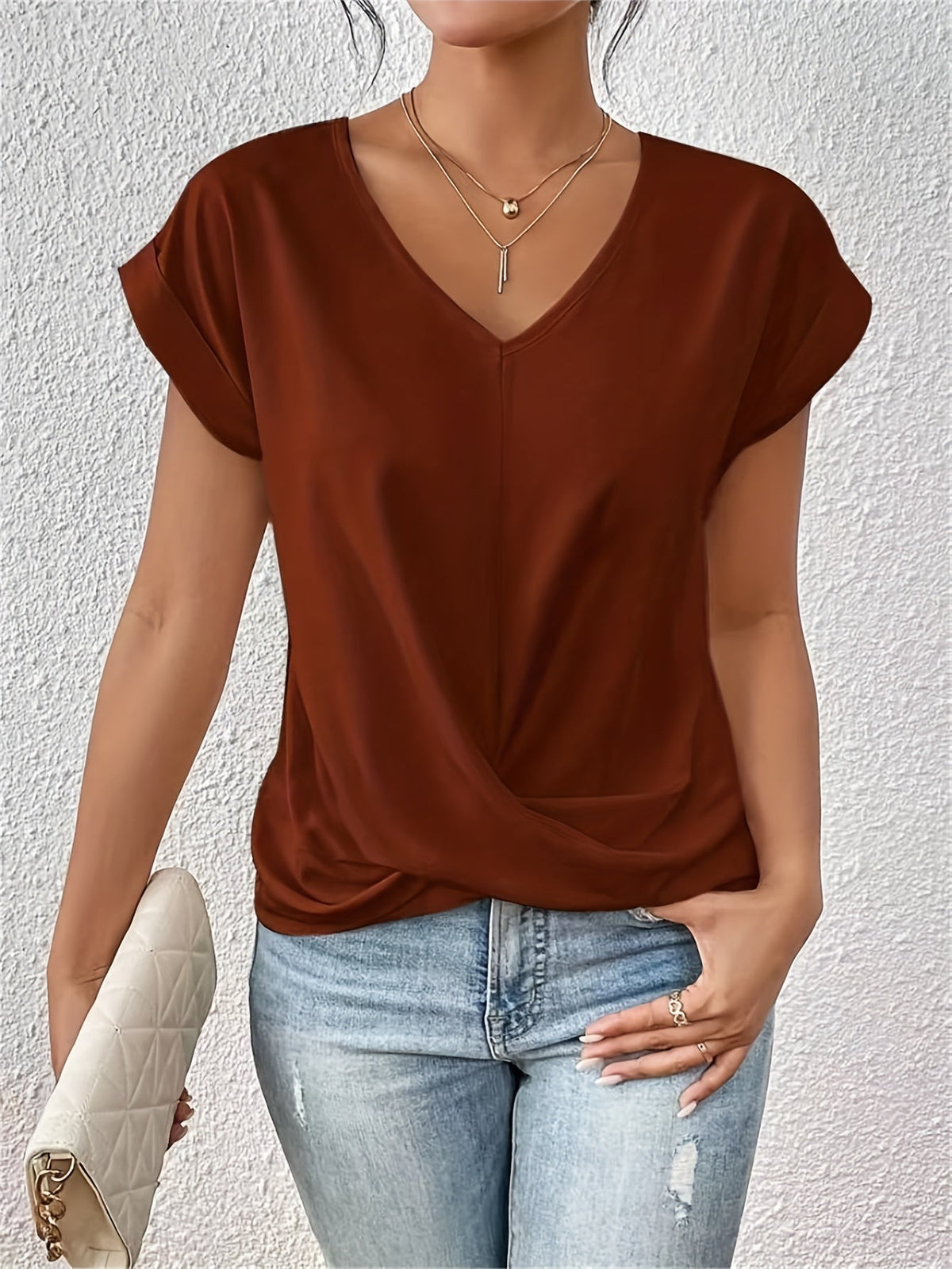 Top met V-hals en knoopdetail