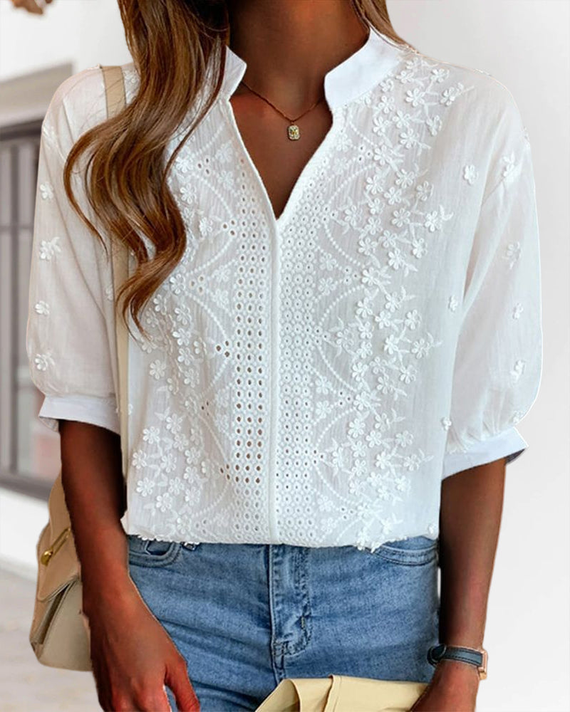 Marwa | Damesblouse met V-hals, pofmouwen en borduurdetails