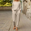 Tweedelige damesoutfit met ronde hals shirt en broek met elastische taille