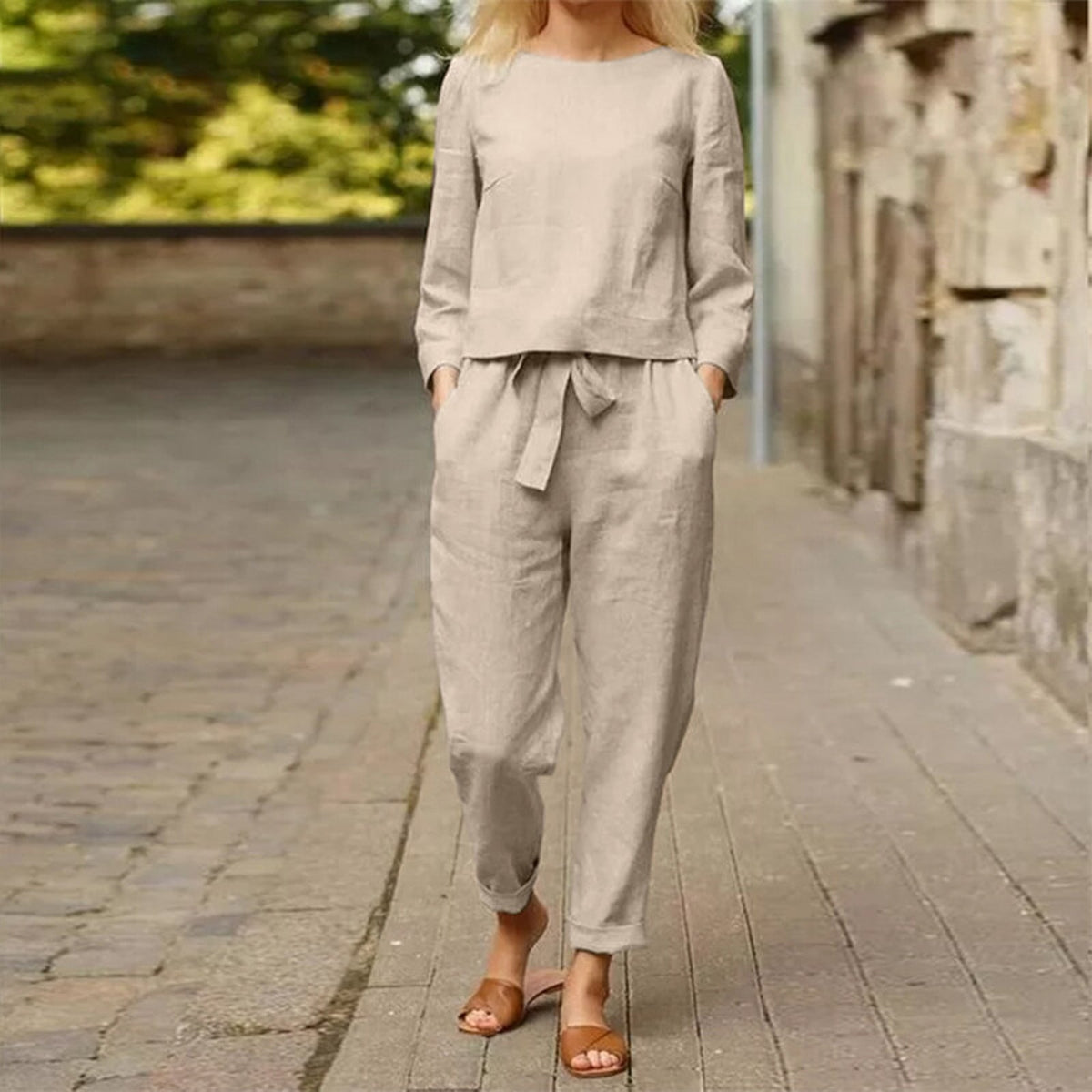 Tweedelige damesoutfit met ronde hals shirt en broek met elastische taille