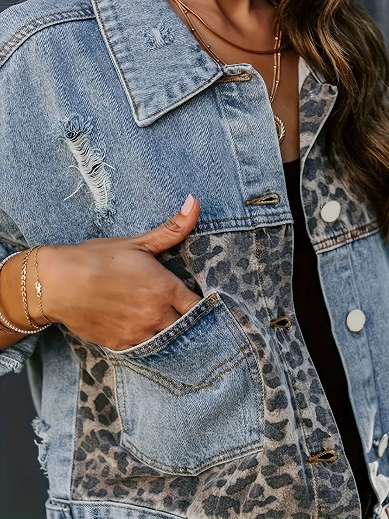 Wildly chic luipaardprint denim jas