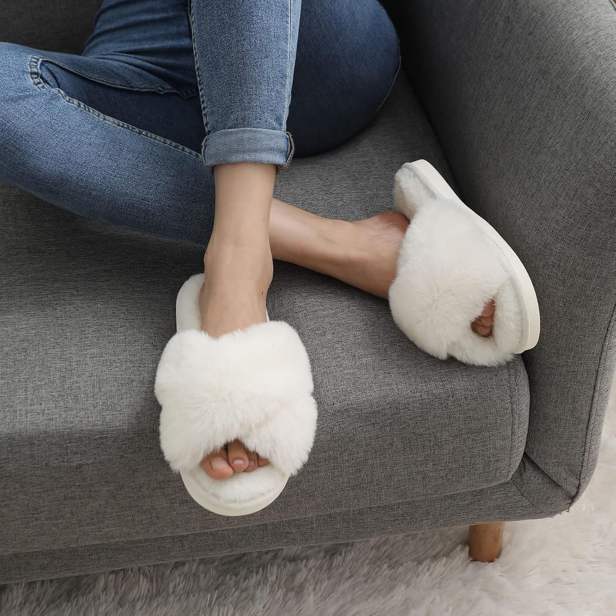 Fuzzy slippers met memory foam