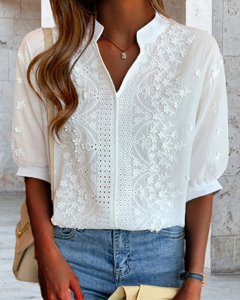 Marwa | Damesblouse met V-hals, pofmouwen en borduurdetails