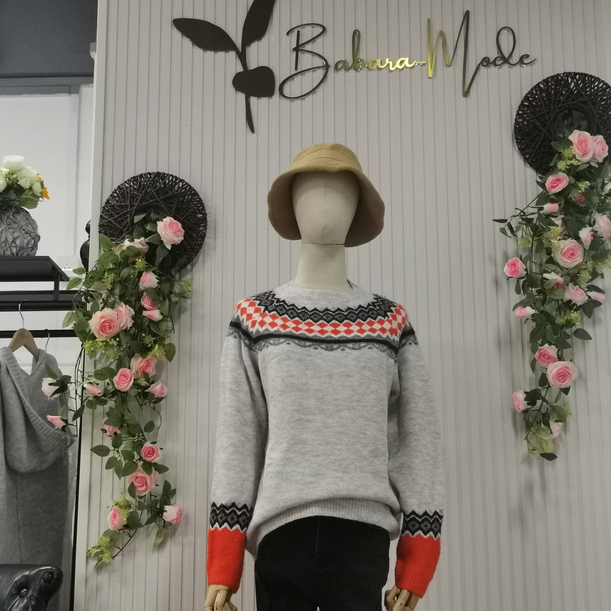 Scandinavische trendy trui met levendig patroon