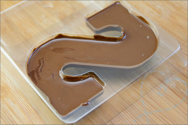 3D siliconen mal om chocoladeletters te gieten – bakplezier