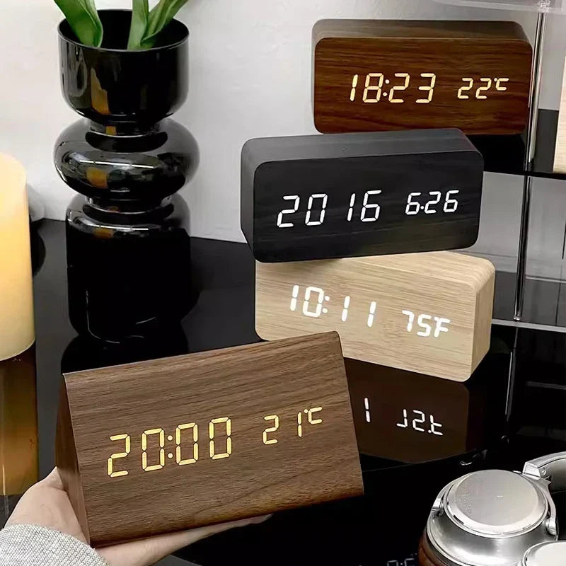 Houten LED wekker met spraakbesturing