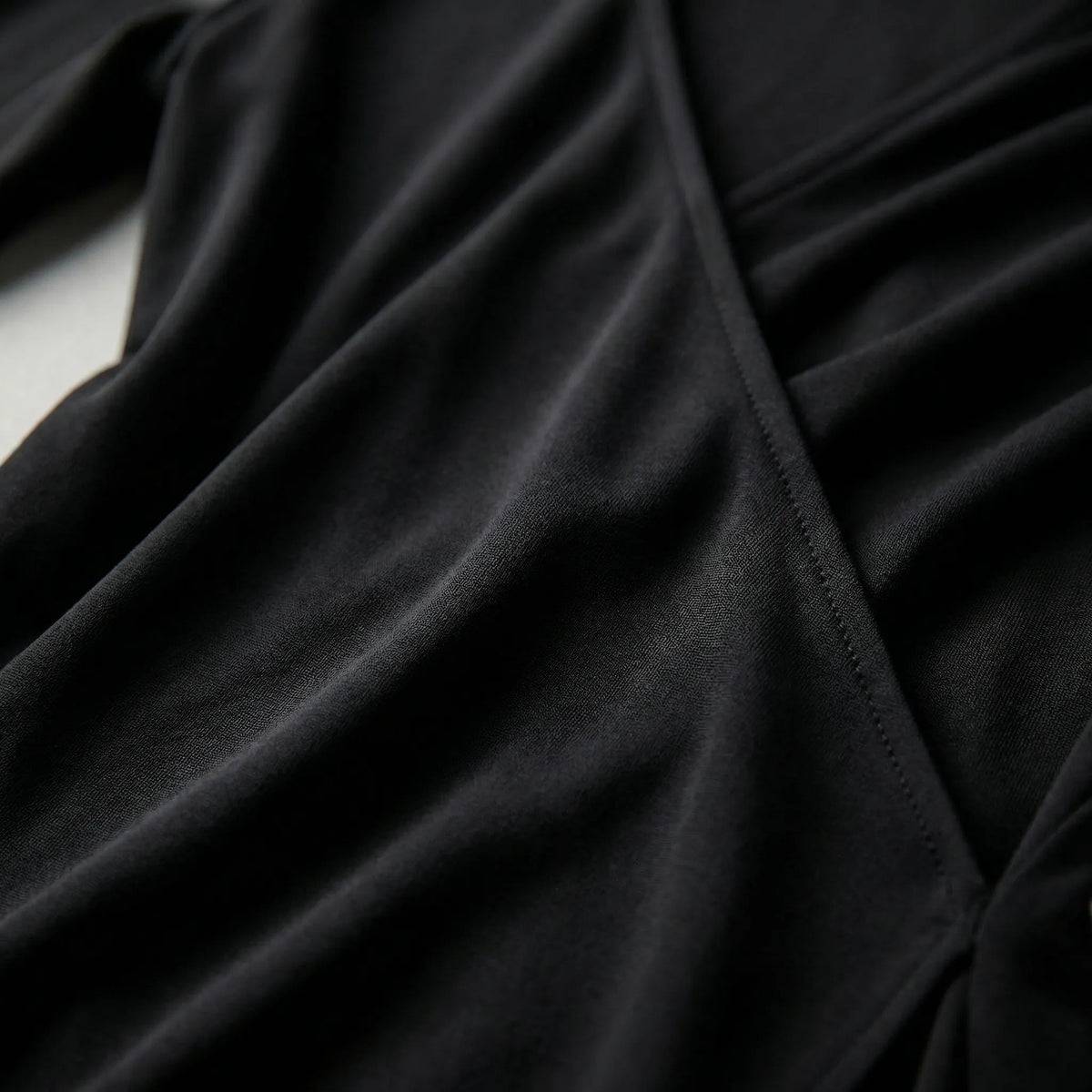 Asymmetrische maxijurk met opstaande kraag