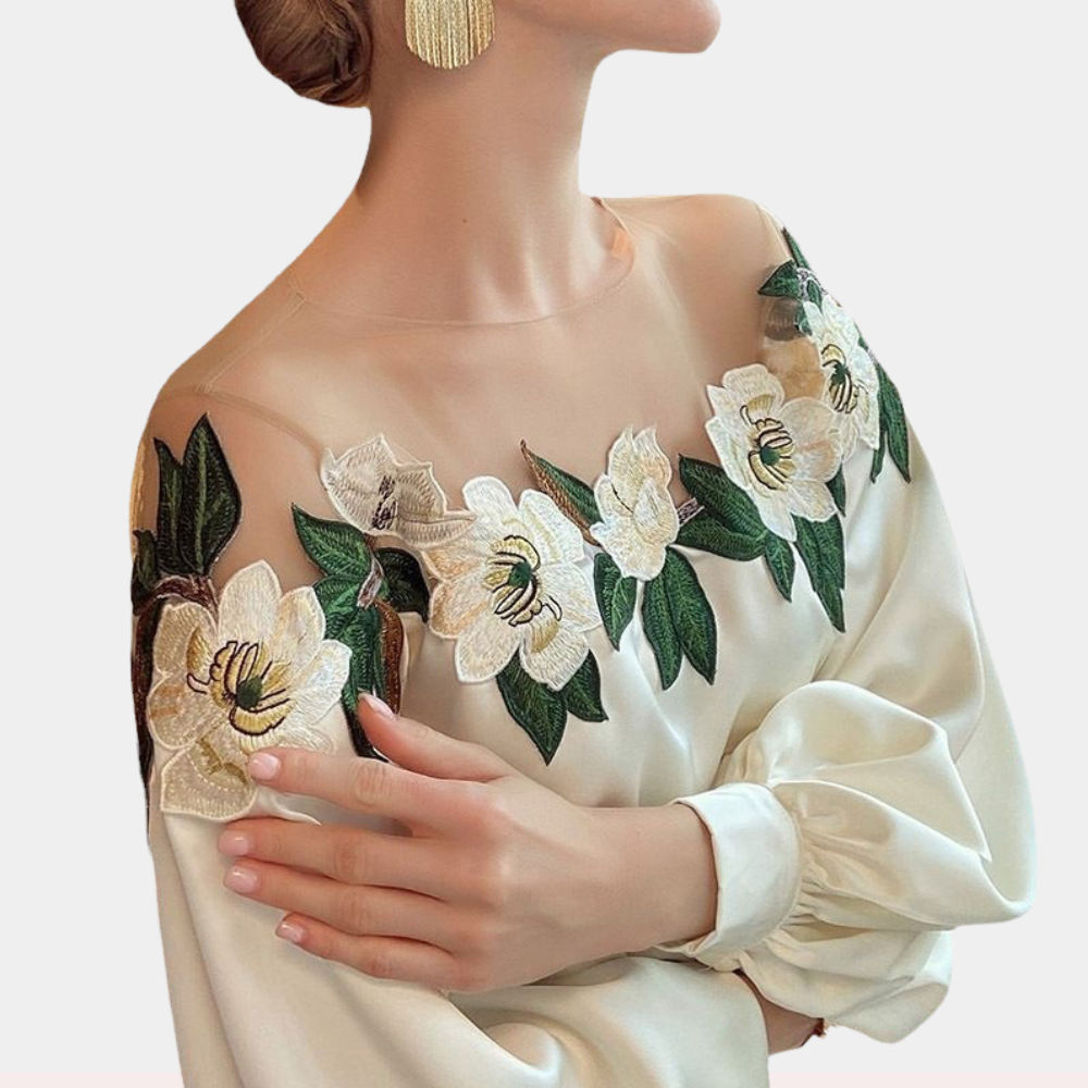 Gebloemde beige damesblouse met losse pasvorm