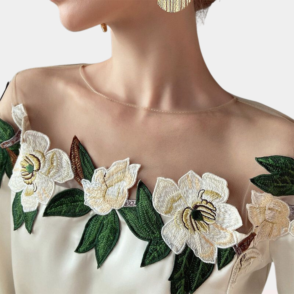 Gebloemde beige damesblouse met losse pasvorm