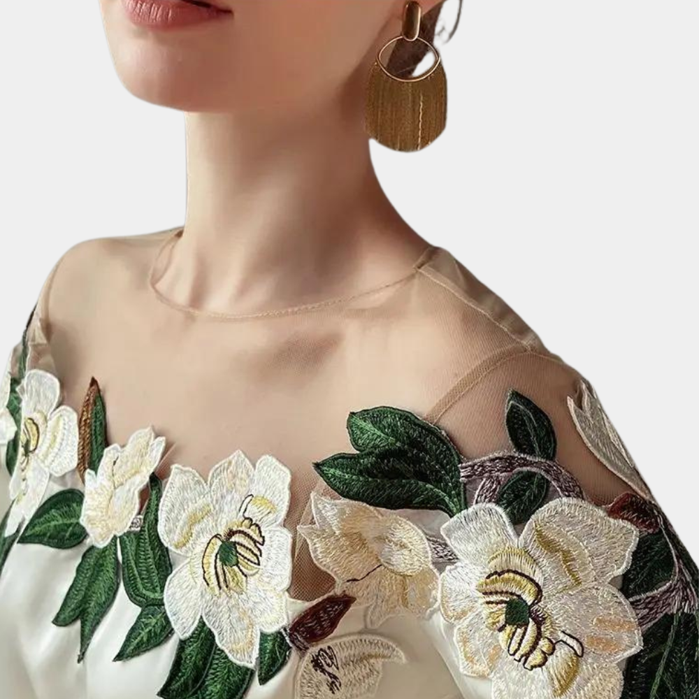 Gebloemde beige damesblouse met losse pasvorm