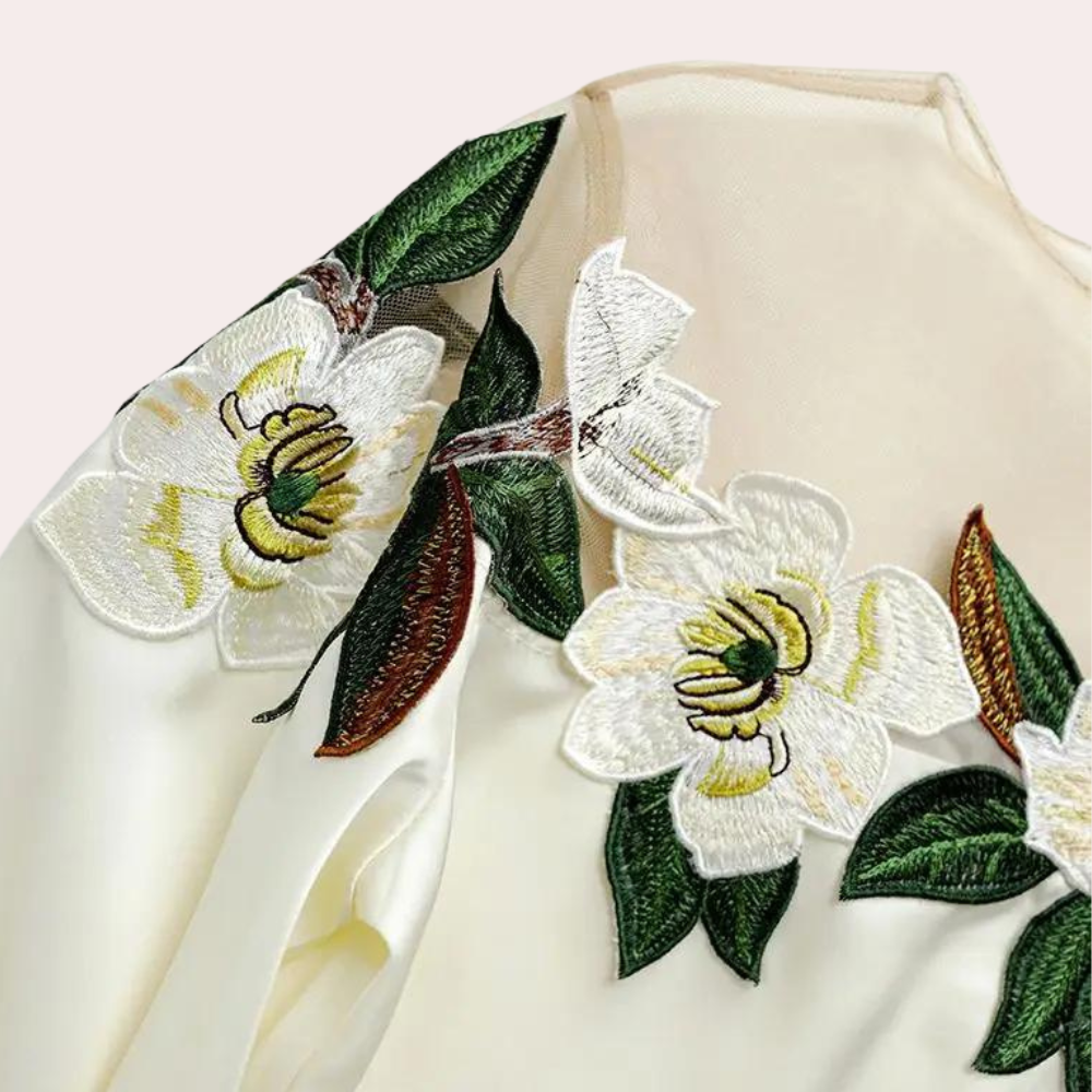 Gebloemde beige damesblouse met losse pasvorm