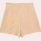 Asymmetrische damesshort met sierknopen