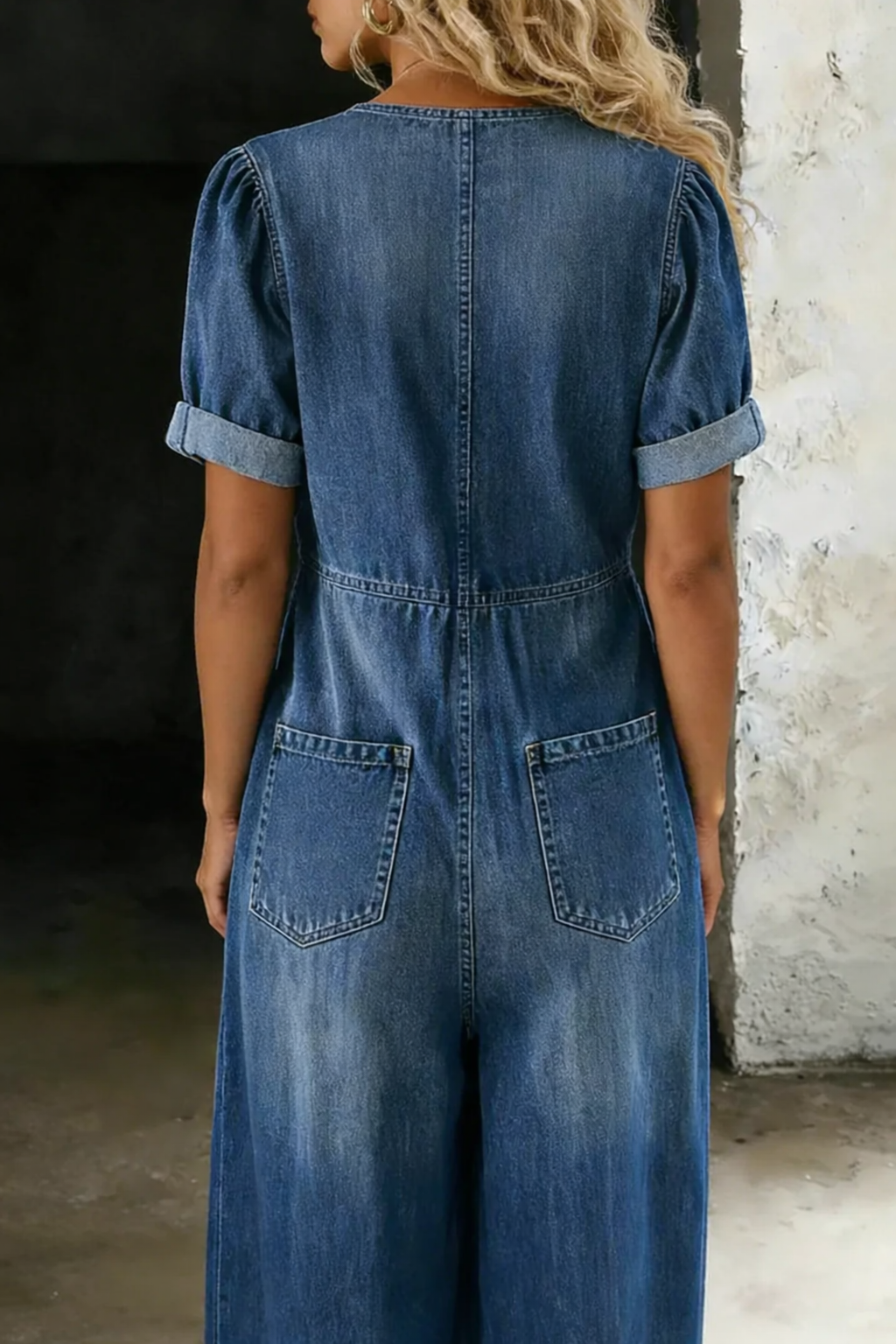 Jumpsuit met V-hals, korte mouwen en opgestikte zakken