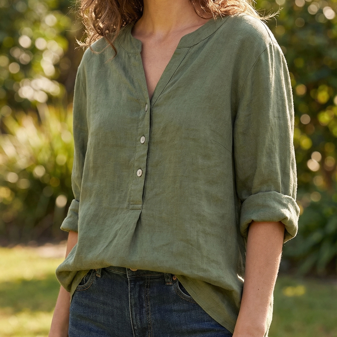 Willemijn | Lichte damesblouse met V-hals en knoopsluiting