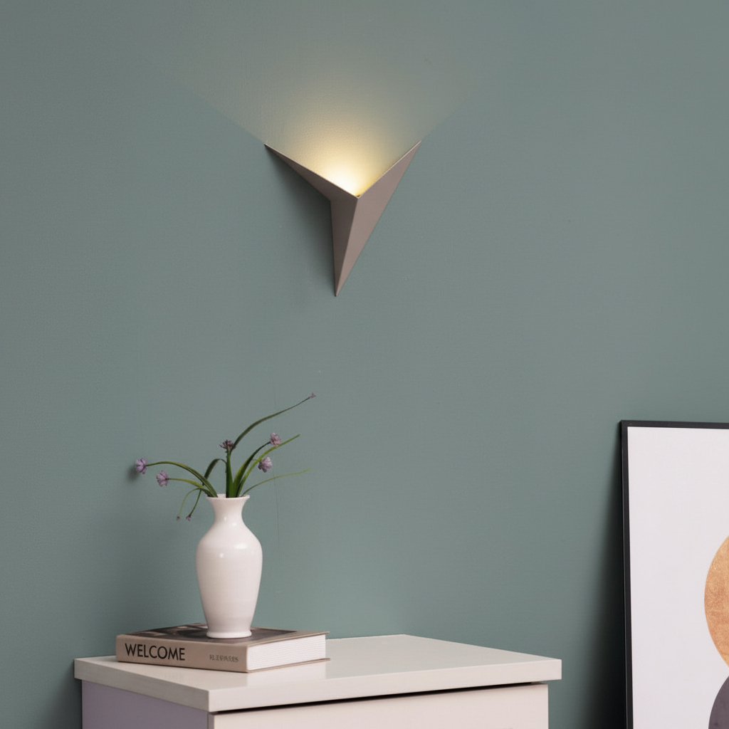 Driehoekige minimalistische wandlamp — afbeelding 1