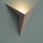 Driehoekige minimalistische wandlamp — afbeelding 2