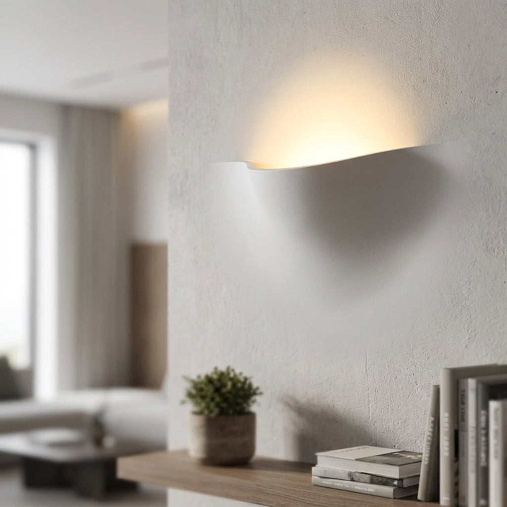 Elegante, sierlijk gebogen wandlamp