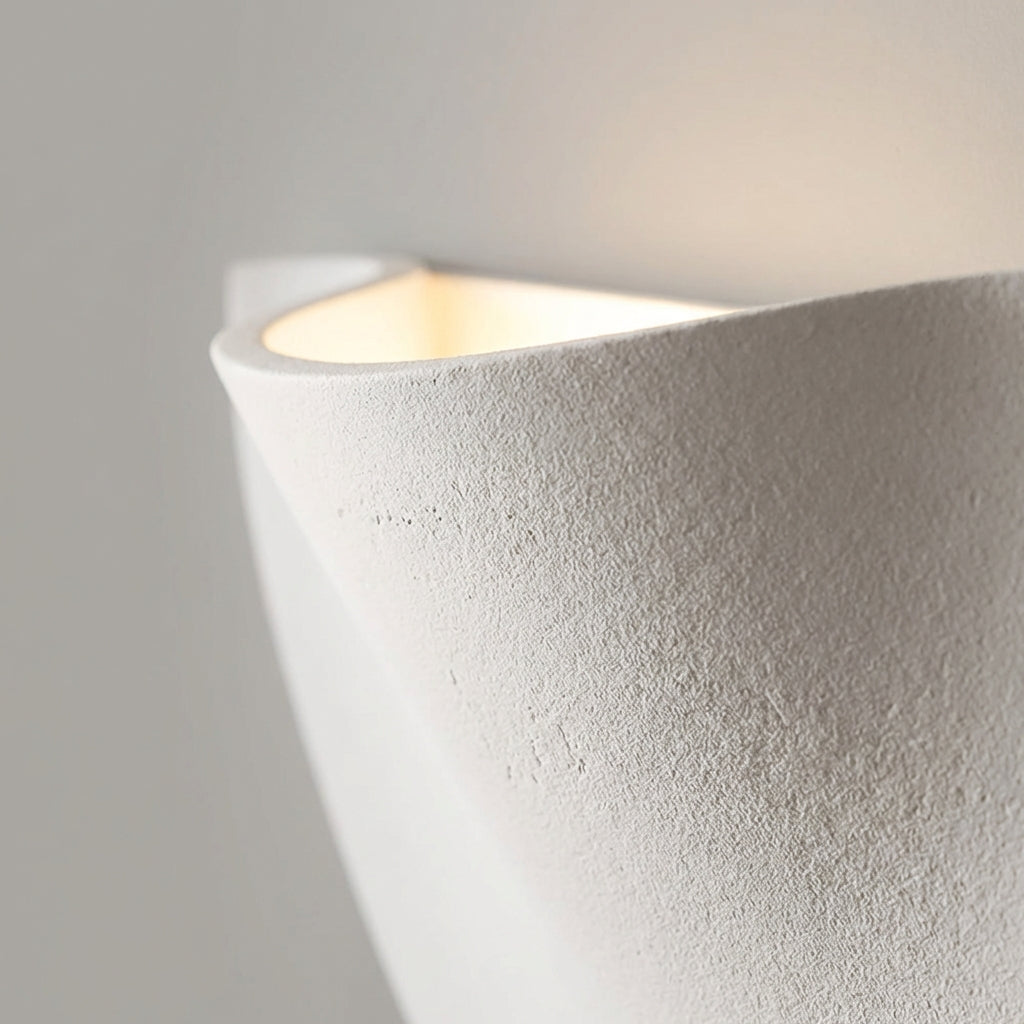 Elegante, sierlijk gebogen wandlamp