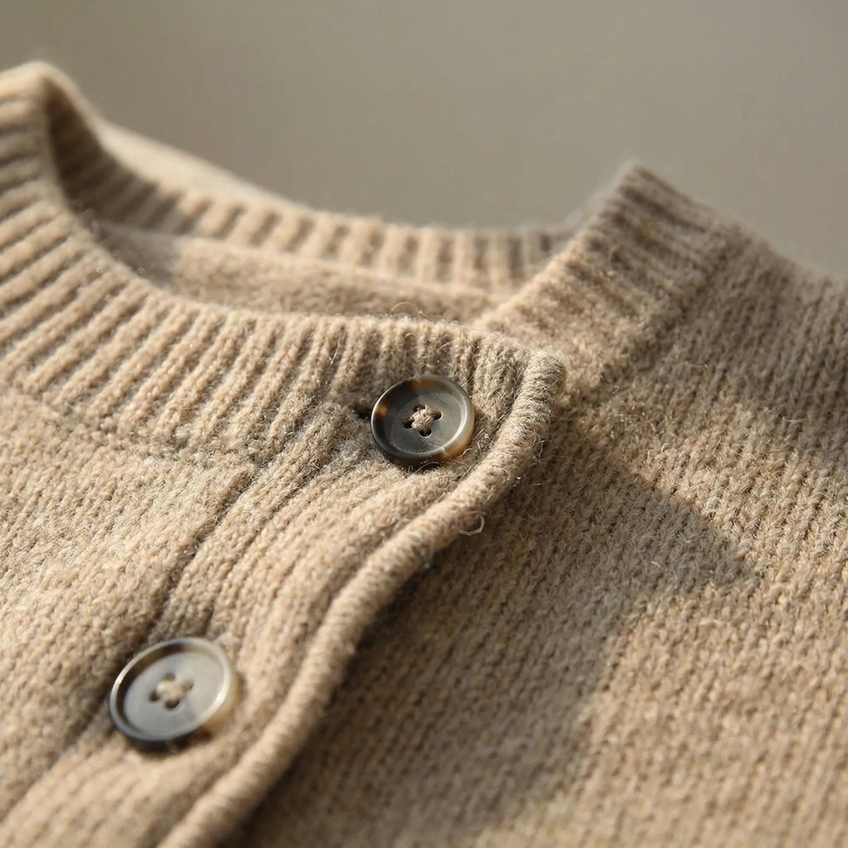 Gebreide wikkelvest met knoopdetail