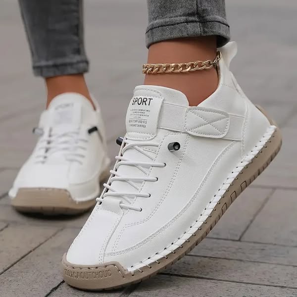 Instapsneakers met ruime neus en elastische zijpanelen