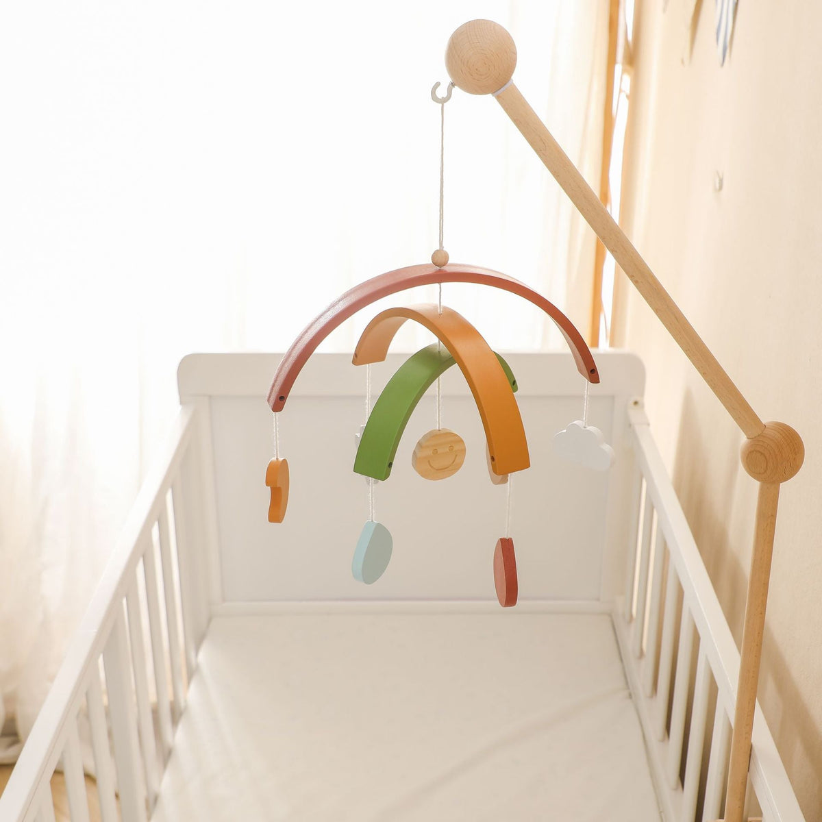 Sensorische houten mobiel voor baby's met vormen en kleurprikkels – materiaal: onbehandeld hout — afbeelding 2