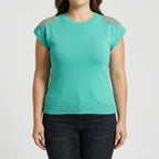 Getailleerde gebreide top met strass op de schouders