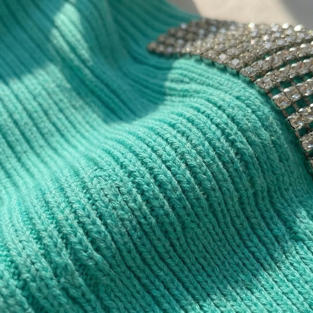Getailleerde gebreide top met strass op de schouders