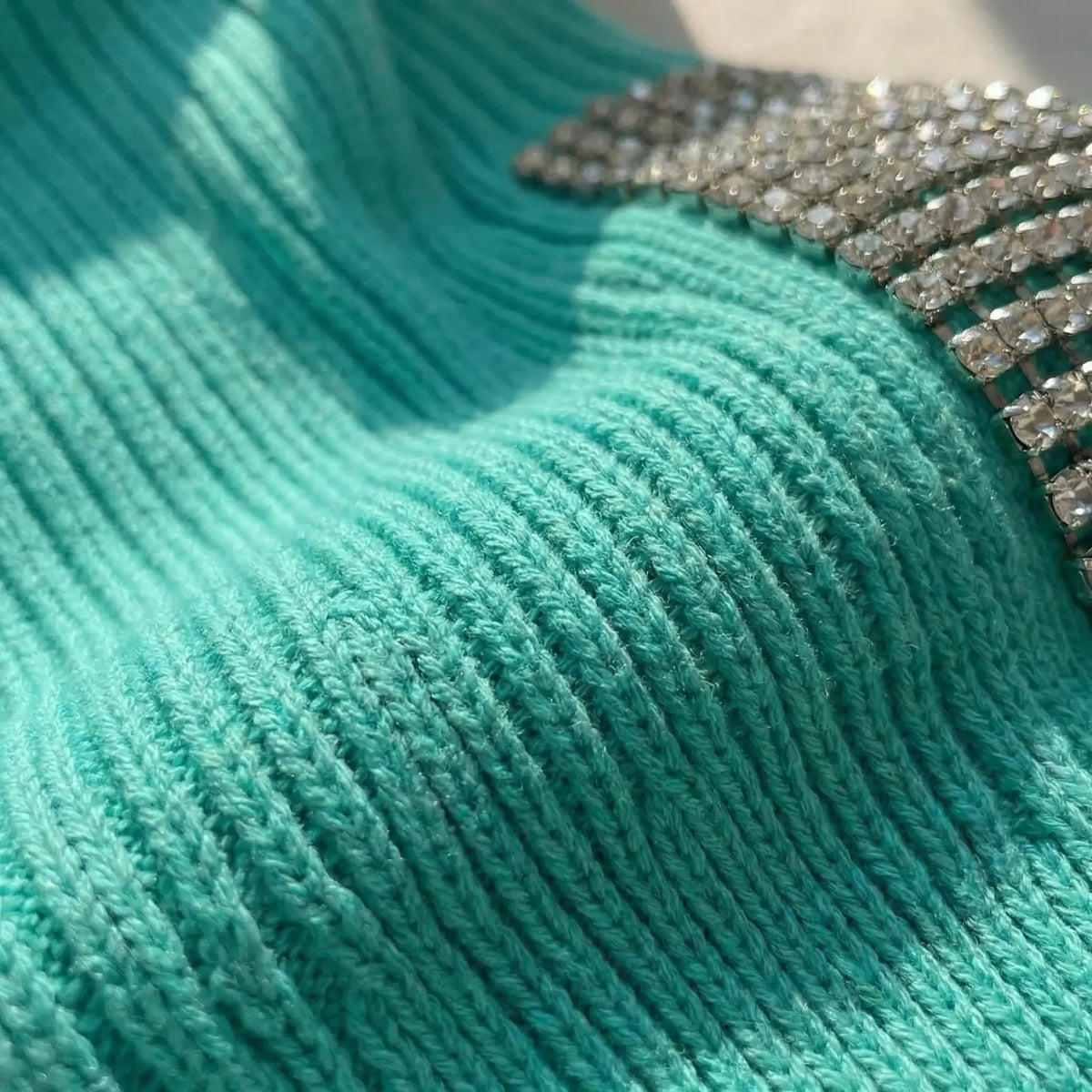 Getailleerde gebreide top met strass op de schouders