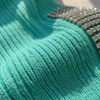 Getailleerde gebreide top met strass op de schouders