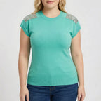 Getailleerde gebreide top met strass op de schouders
