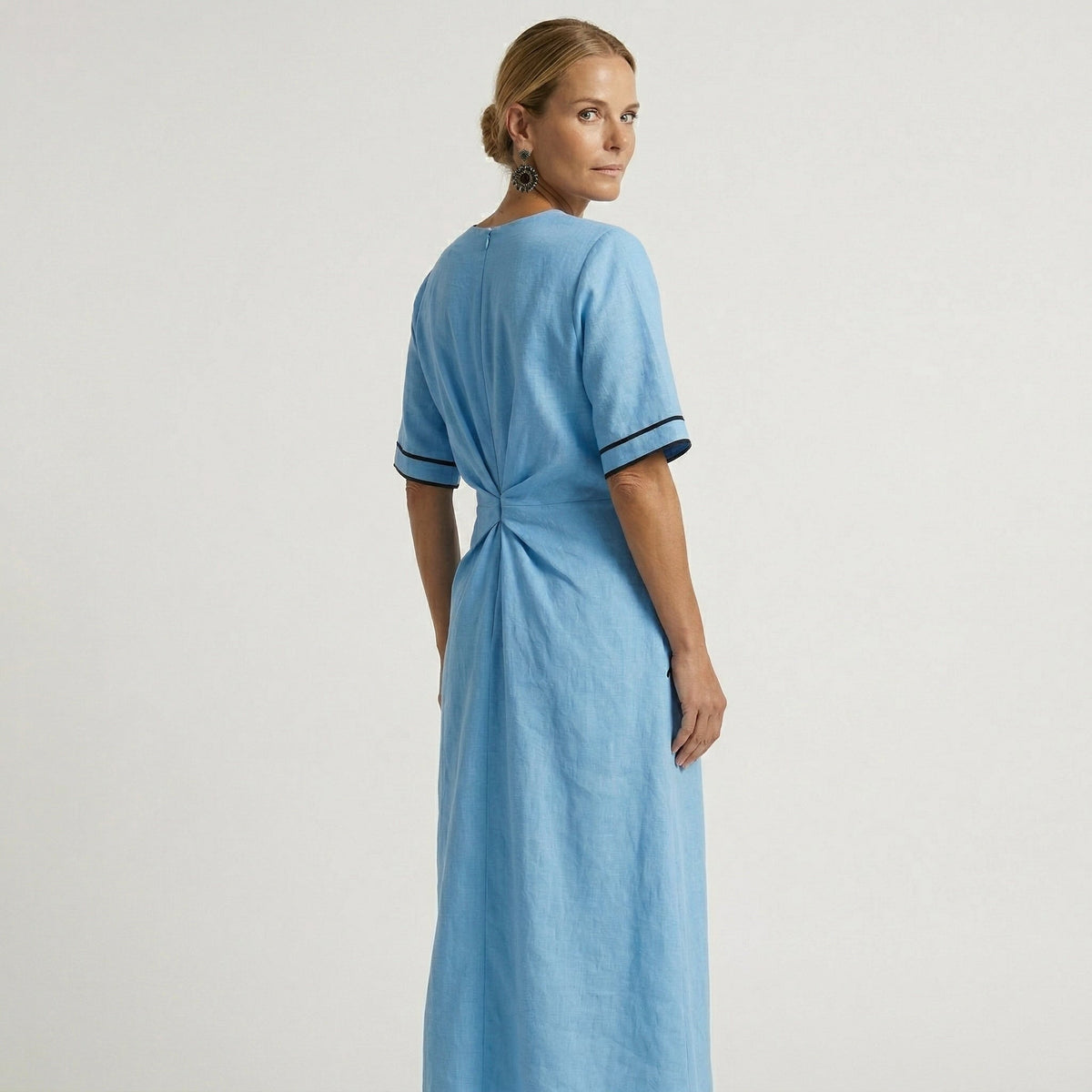Iris | Elegante jurk met V-hals en flatterend tailledetail