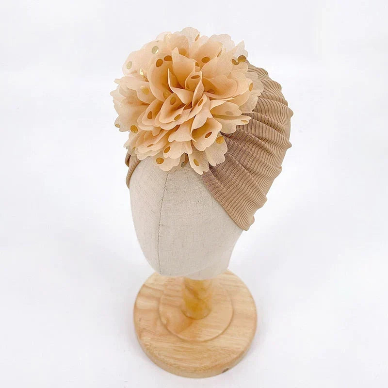 Zachte baby-turbanmuts met ruches – herfstmagie knuffelglans