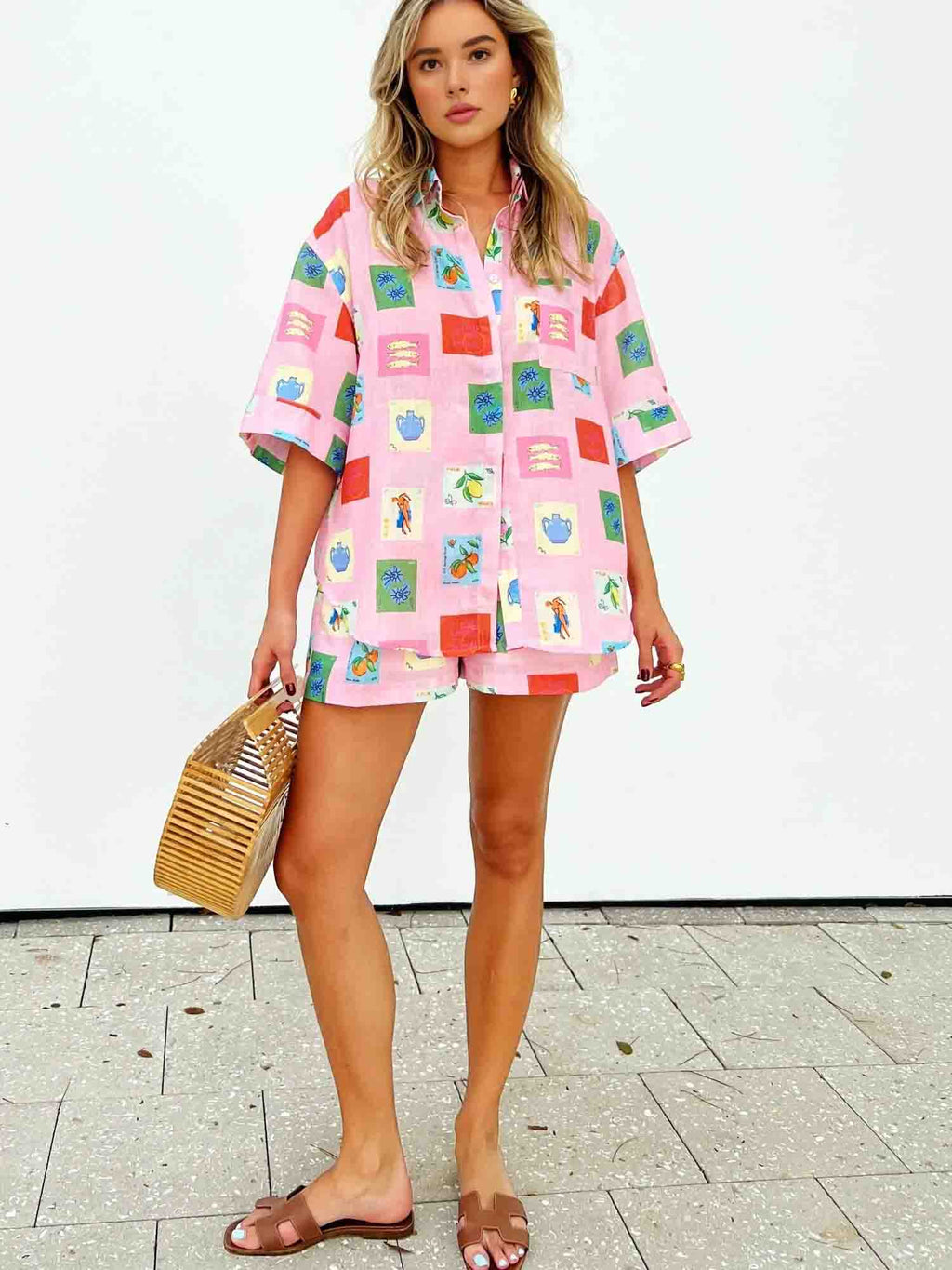 Zomerse combinatie van een kleurrijke blouse en shorts