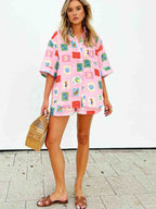 Zomerse combinatie van een kleurrijke blouse en shorts