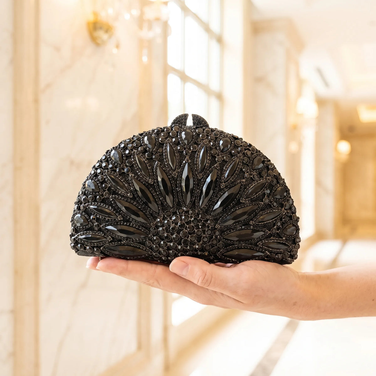 Halfrond hard-shell avondtasje