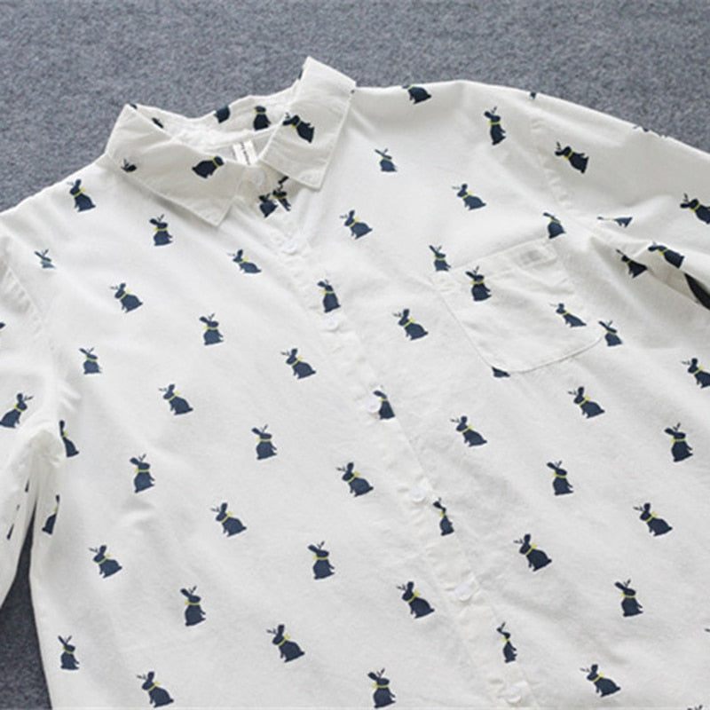 Speelse shirtjurk met konijnenprint en reverskraag