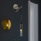 Minimalistische wandlamp met rookglas
